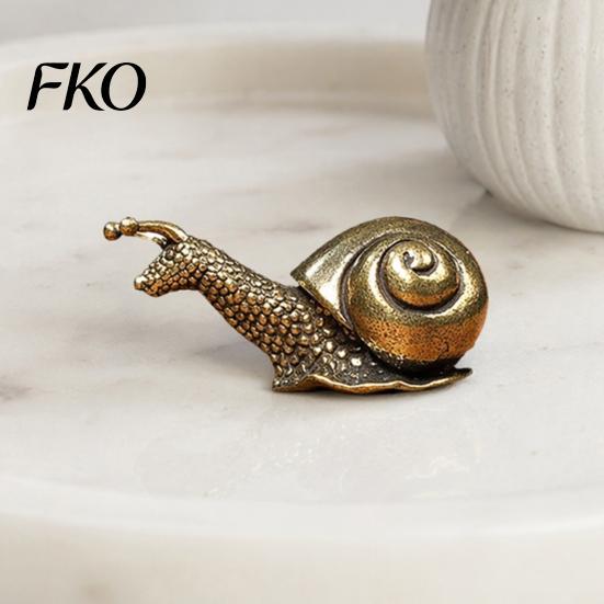 Office Table Decoration Vintage Bronze Snail Sculpture, Metal Animal Statue, Slow Living Desk Ornament Decor for Home Tea Table, Garden