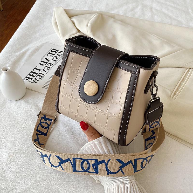 

Осень и зима высококлассная маленькая сумка женская 2025 новая в иностранном стиле сумка-ведро женская универсальная модная сумка через плечо хаки