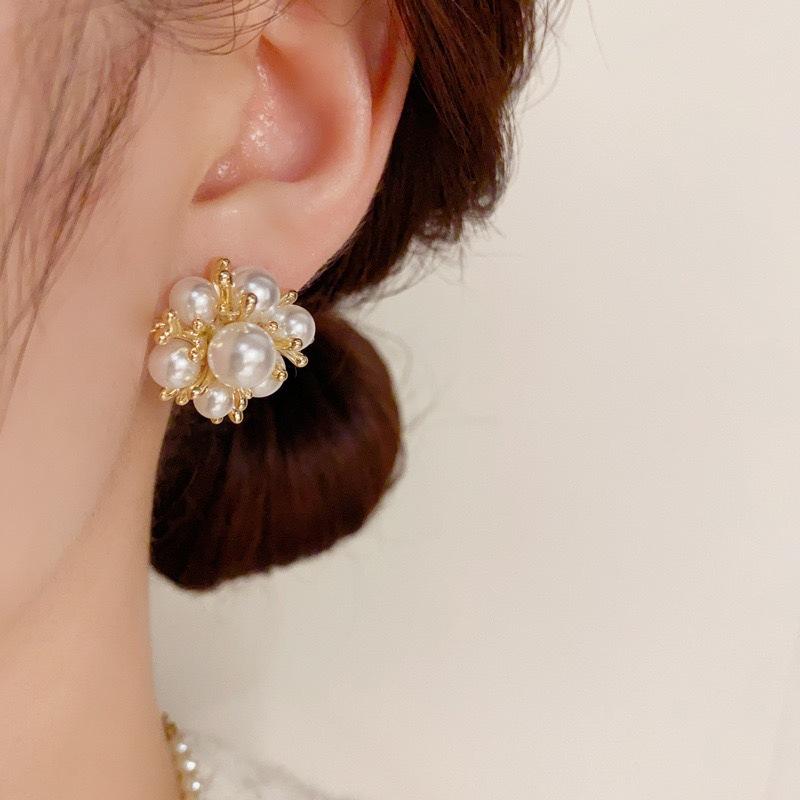 Niche fashion design sense pearl flower ball stud earrings temperament sweet and versatile exquisite tide earrings