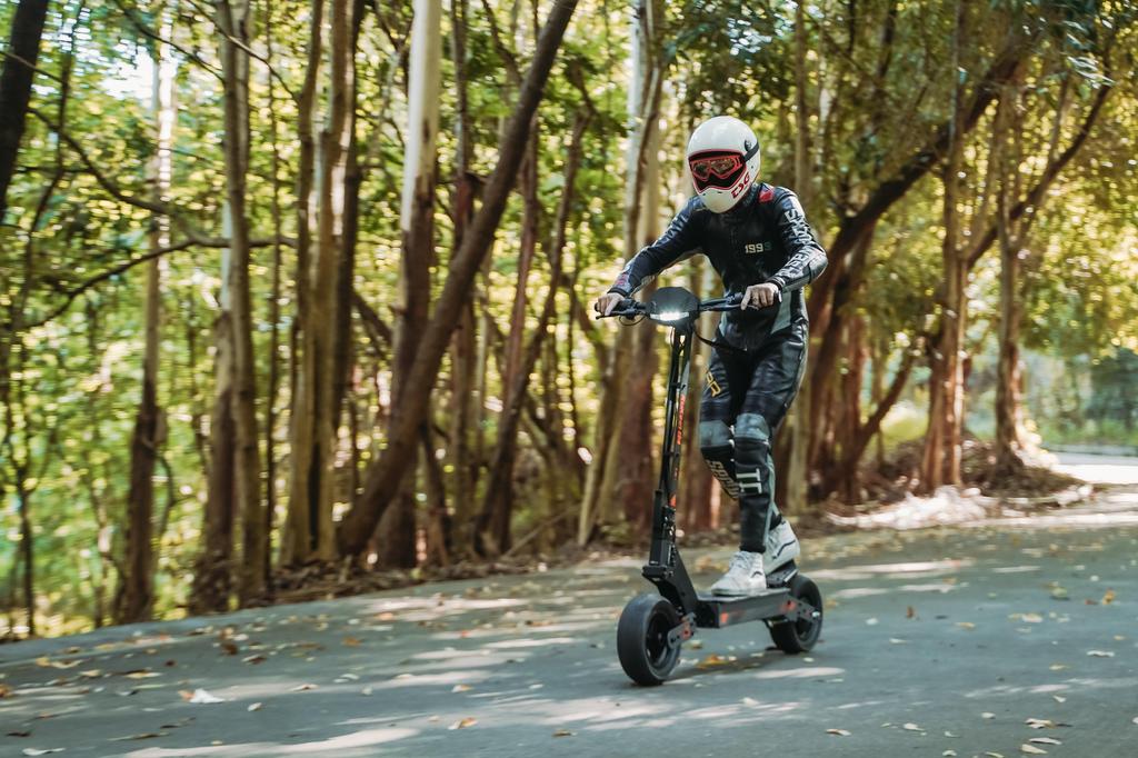 Patinete Elétrico KuKirin G4 – Motor de 2000W, 70km/h, Autonomia de 75km, Bateria 60V 20Ah, Freios a Disco Duplos, Pneus Sem Câmara de 11", Design Dobrável