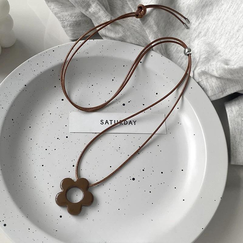 Collier Élégant avec Pendentif Fleur en Résine et Longue Chaîne, Chaîne Corde Ajustable, Chaîne Pull, Pendentif Charme Fait Main, Collier Décontracté