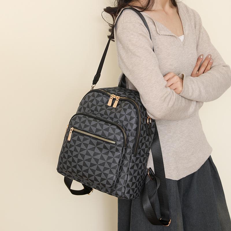Ein modischer Rucksack mit Retro-Buchstabenprint und großem Fassungsvermögen für Reisen