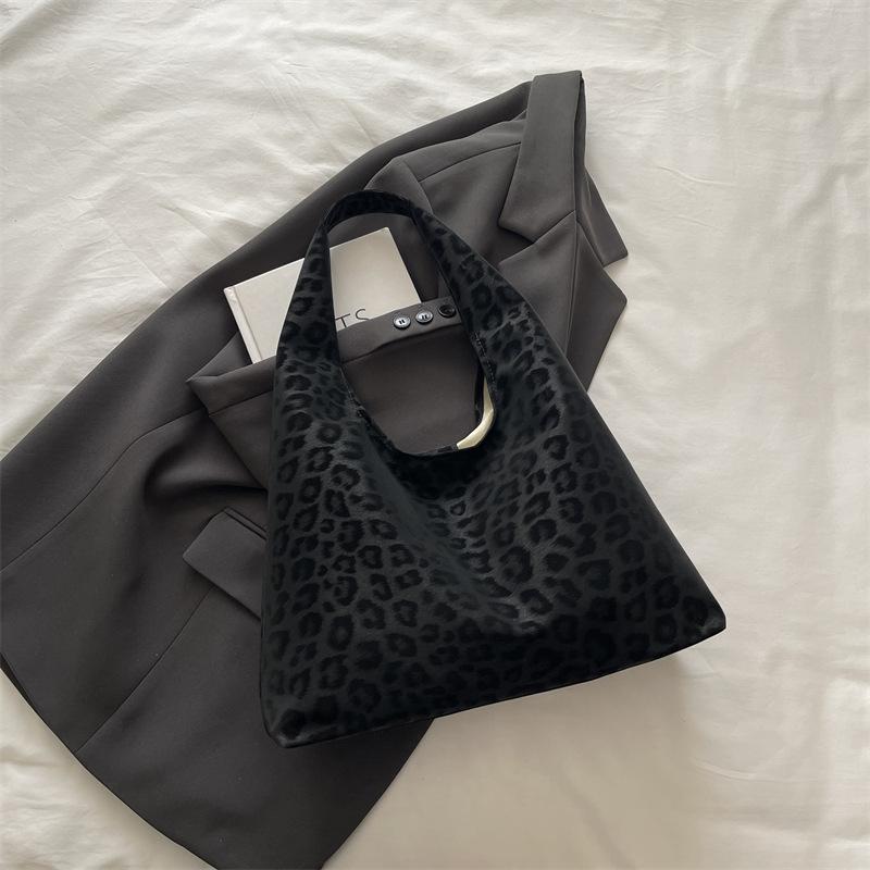 

Casual leopard print matte bag women s versatile new large-capacity tote bag commuter underarm shoulder bag
