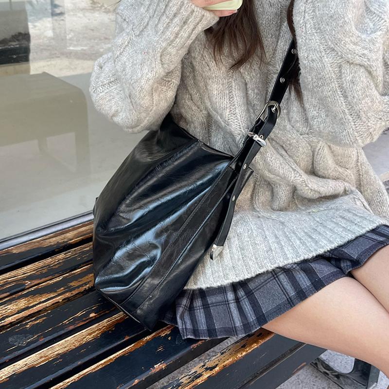 Large Women Handbag Luxury Designer Shoulder Bag for Female Big Bucket Bag Female Rivets PU Leather Lady Totes Black KTY