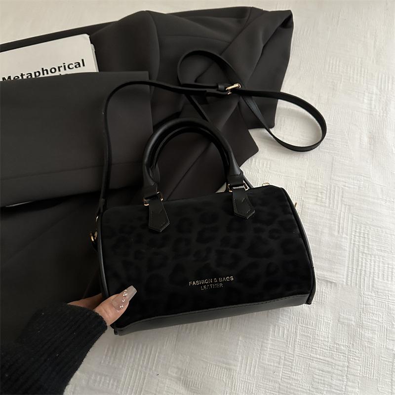 Autumn new Korean version retro shoulder bag, fashionable hot-selling solid color commuter bucket handbag