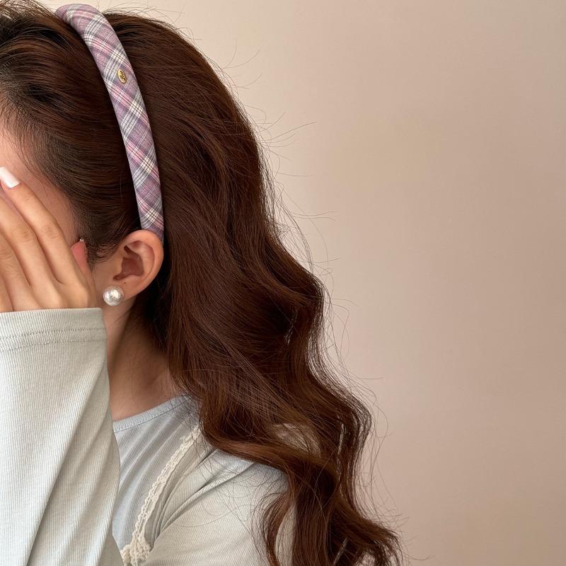 Grid-style Hairband with Wide Edge and High Crown, Made of Sponge Material, Featuring An Elegant Metal Buckle and Knitted Design.