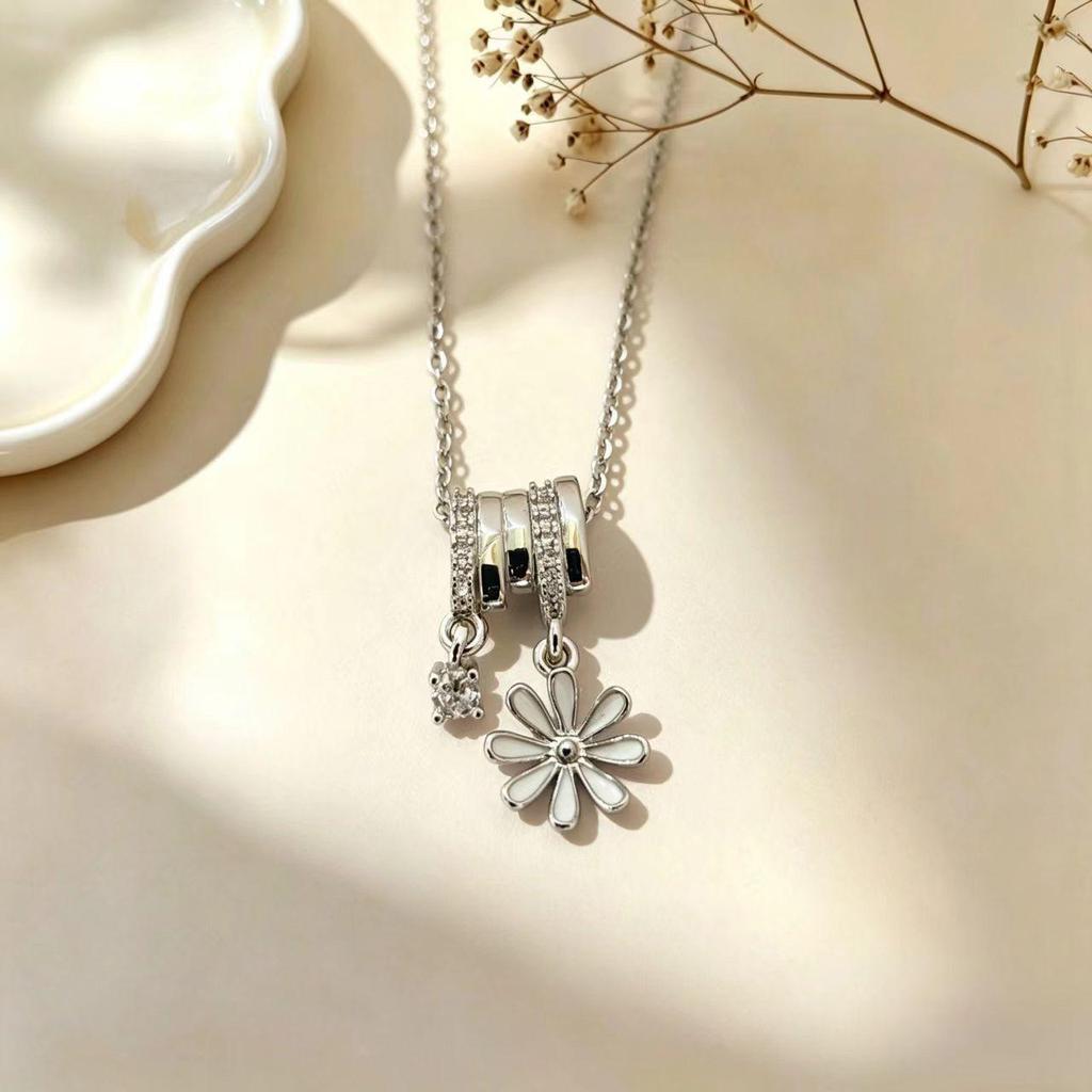 Elegant Cat Pendant Necklace: Fresh Design with Micro-Set Zircons for Women - Light Luxury & High-End Feel; Perfect Clavicle Chain Accessory.