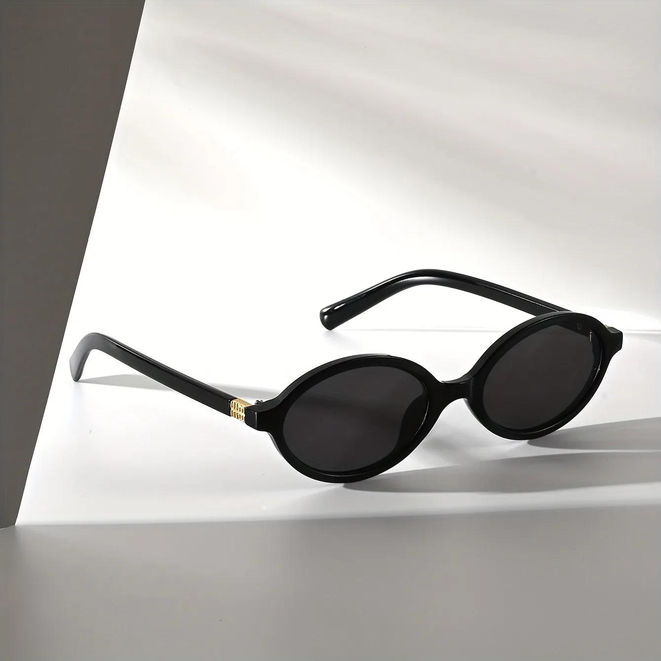 

A Pair of Oval Retro PC Glasses for Men and Women with A Small Face Design/versatile for Multiple Indoor Scenes Eyewear