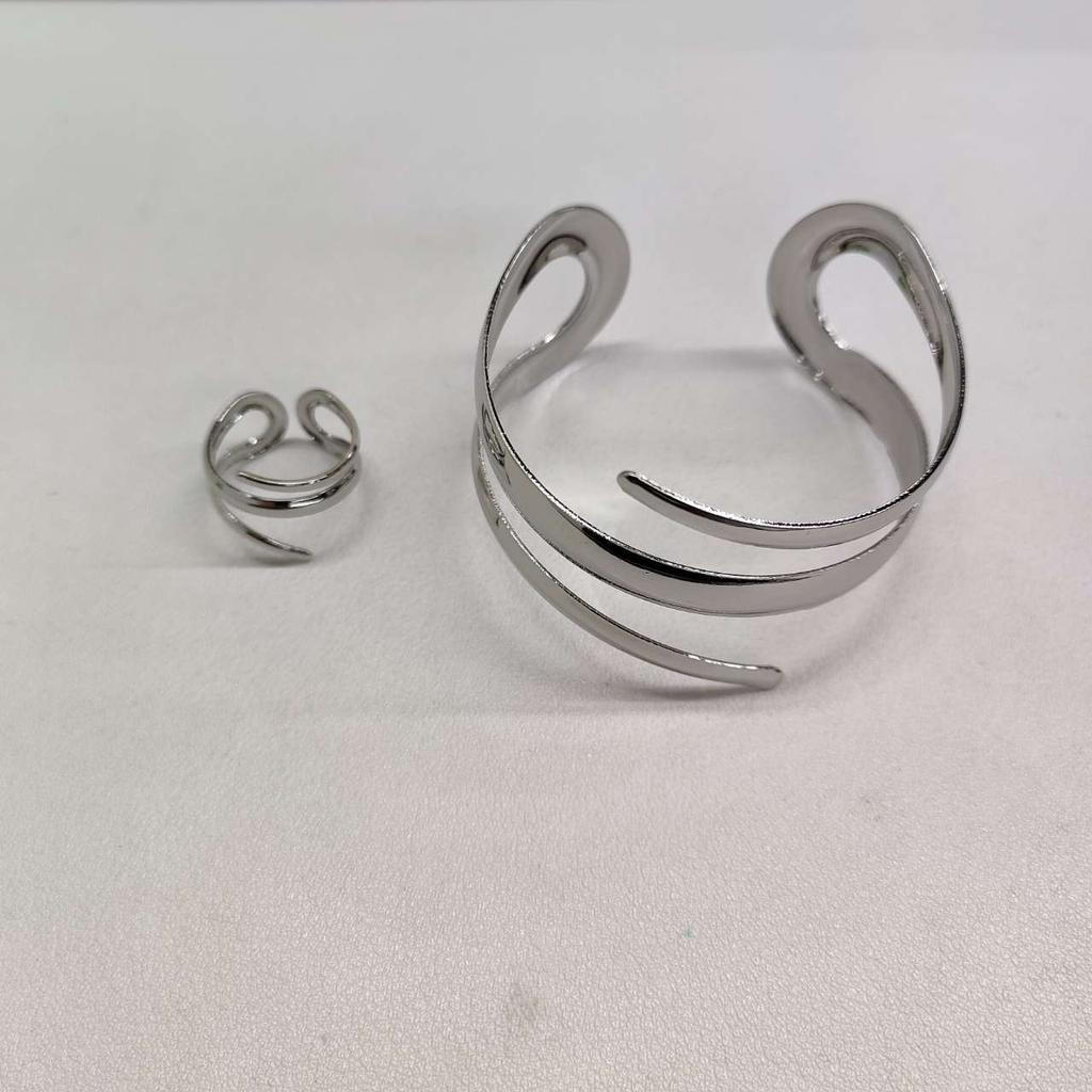 Breitflächige Linien hohler Öffnungsring Armband übertriebene Atmosphäre Armband leichter Luxus kalter Wind Schmuckset Frauen