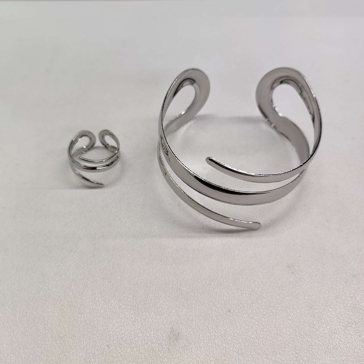 

Браслет-кольцо с широким лицом и полым отверстием, преувеличенный атмосферный браслет, набор ювелирных изделий в стиле легкой роскоши и холодного ветра для женщин