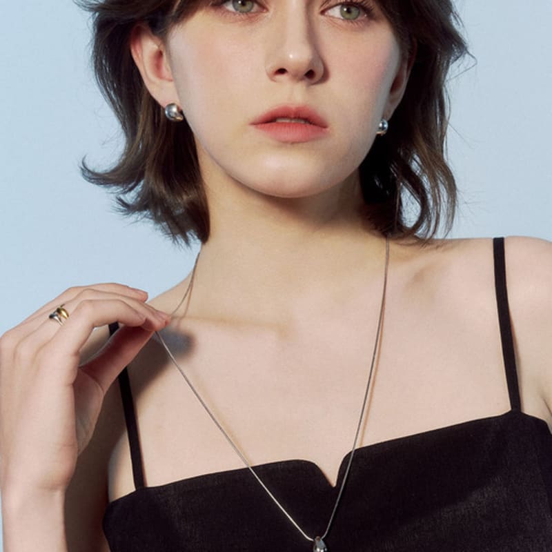 JUDY AND PAUL Lyle Plump Droplet Tie Necklace