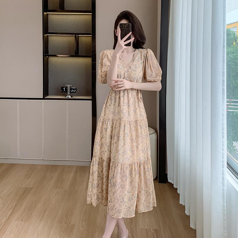 

Ретро шифоновое миди-платье в цветочек с рукавами-буфами и юбкой с оборками Medium