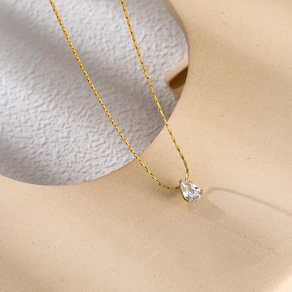 Single Diamond Square Pendant Necklace, Gold-Plated Titanium Steel, Elegant and Durable Clavicle Chain.