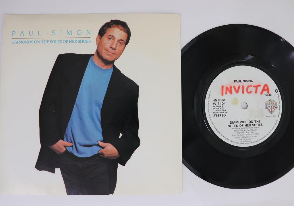 7inch Record PAUL SIMON  Diamonds On The Soles Of Her Shoes  W8404 WARNER BROS 1986 UK Rock Used