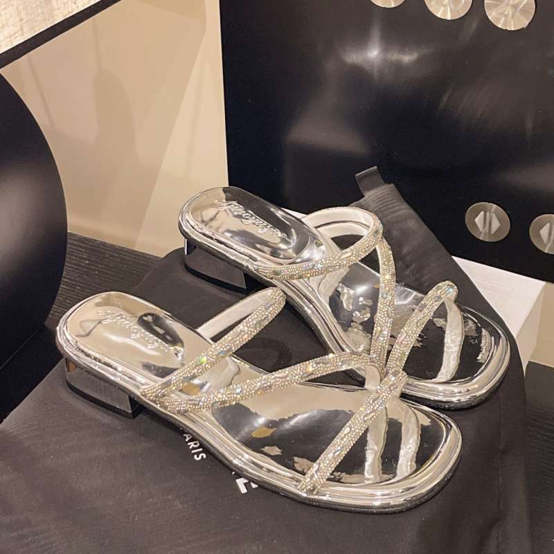 

Французские летние модные темпераментные шлепанцы женская летняя обувь 2025 новые удобные сказочные сандалии с открытым носком и стразами 40 серебряный