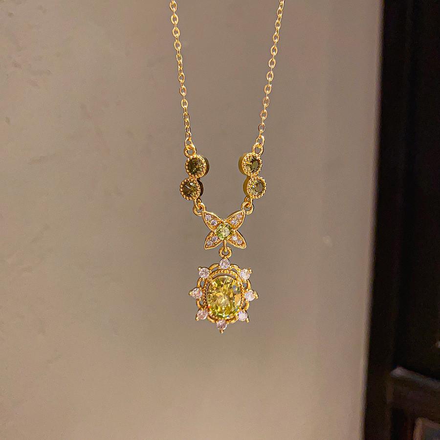 Flower Pendant Necklace With Gold Plating And Zirconia For Elegant Womens Fashion