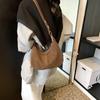 Bolsos cruzados de PU sólido de media luna, nueva moda, alta calidad, ligeros, novedosos, sensación avanzada, bolsos de hombro retro británicos