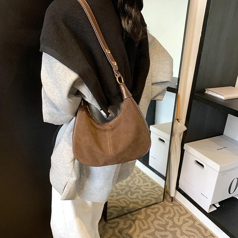 Bolsos cruzados de PU sólido de media luna, nueva moda, alta calidad, ligeros, novedosos, sensación avanzada, bolsos de hombro retro británicos