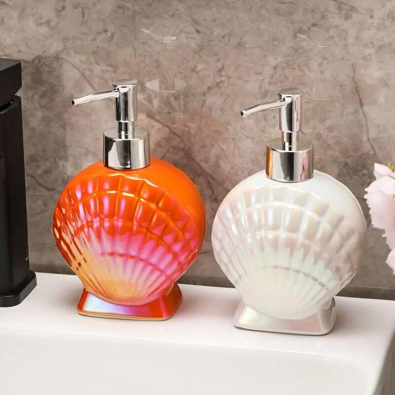 

Бутылка с эмульсией в виде ракушки, керамический дозатор для мыла, контейнер с золотой каймой, аксессуары для ванной комнаты, гостиничный шампунь, контейнер для снятия макияжа