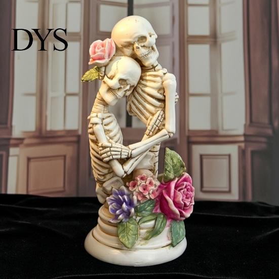 Decorazione per la Casa Dark Romantica Resina Coppia di Scheletri che si Abbracciano Statuetta con Rose, Teschio Gotico Amore Eterno Statua di Amanti Raffinata, Giorno dei Morti