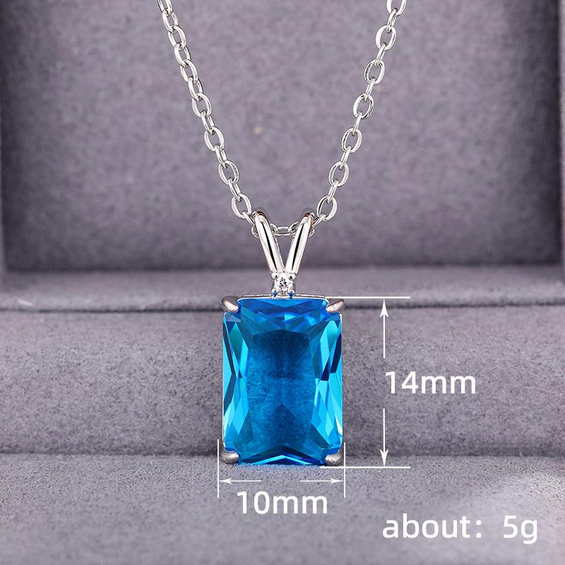 Classic Square Four-Claw Necklace, Design Square Collarbone Chain Pendant, Exquisite Light Luxury Gift Necklace.