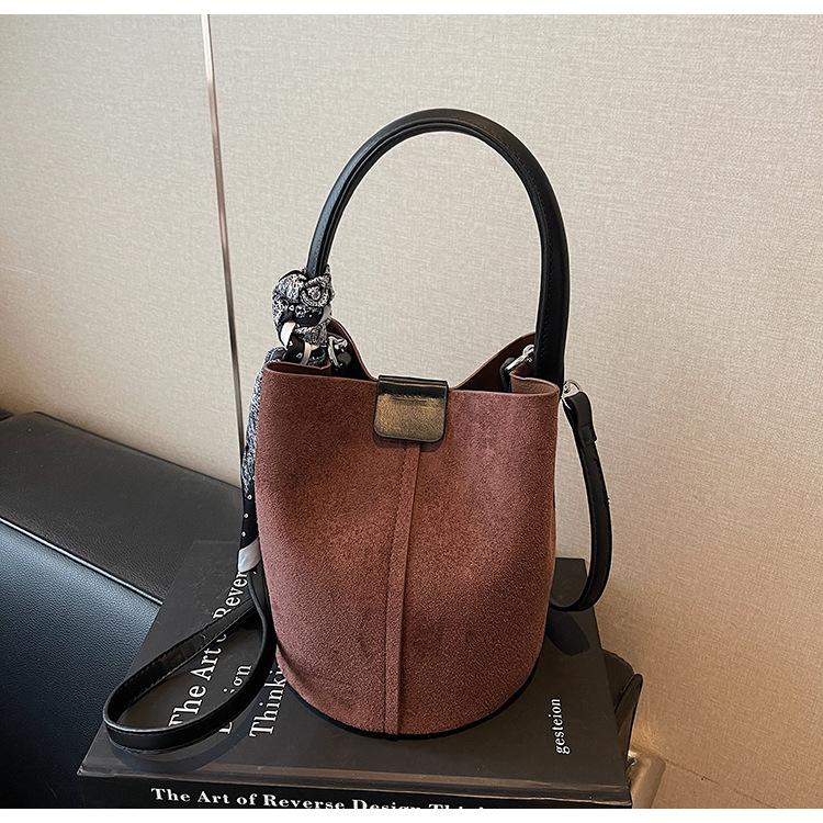 

Матовая сумка-ведро женская 2025 новая модная трендовая сумка для通勤 из замши, сумка-мессенджер в виде овощной корзины