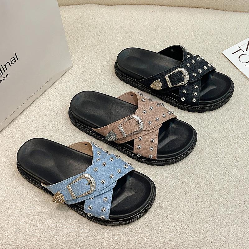 Large size thick-soled slippers women's 2025 summer new European and American rivet belt buckle versatile one-word cool slippers women