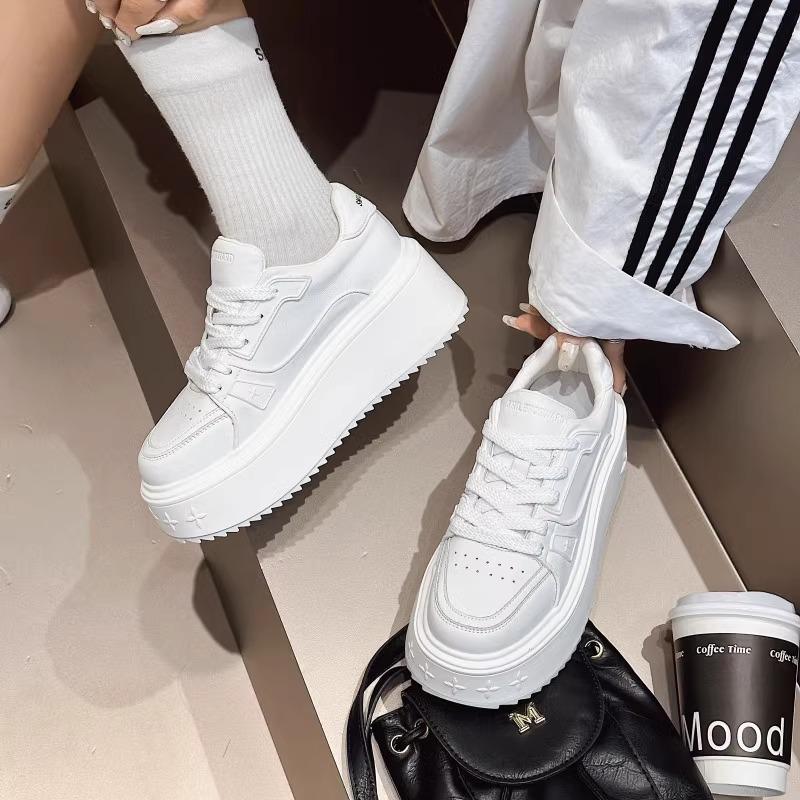 

Four-leaf clover thick-soled little white shoes for women s 2025 spring new versatile height-increasing muffin sports and leisure board shoes ins sh 40