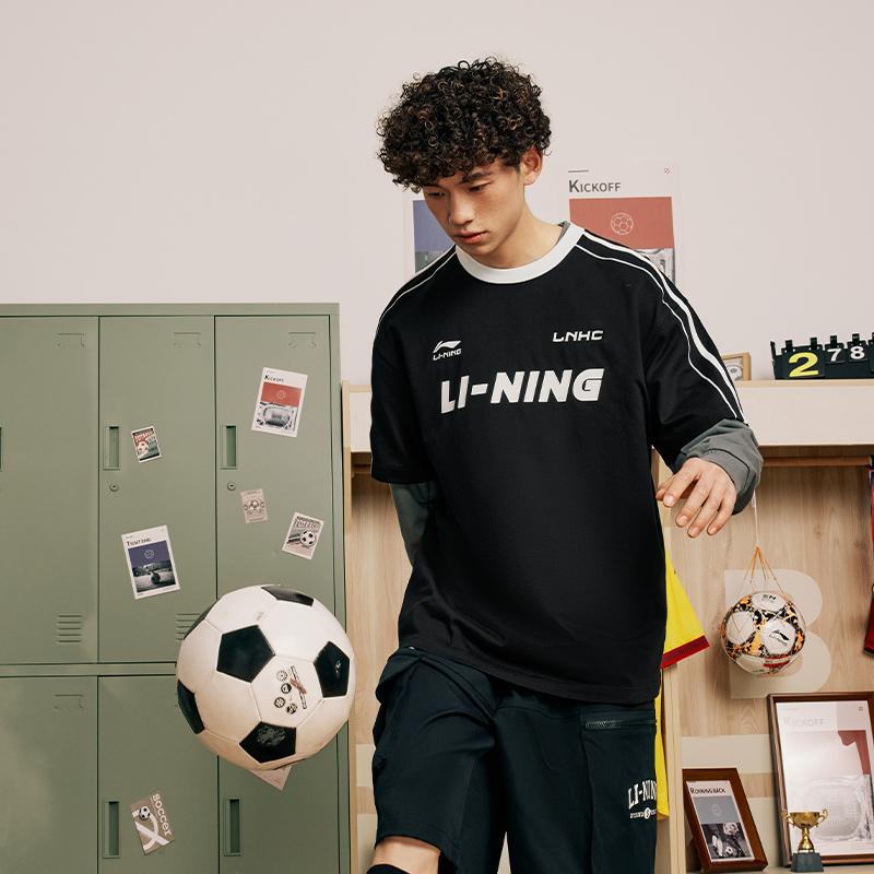 Li-Ning American Retro Letter Logo Stripe Print Round Neck Loose Comfortable Casual Short Sleeve Drop Shoulder T-Shirt Unisex Tops Black AHSU657-2