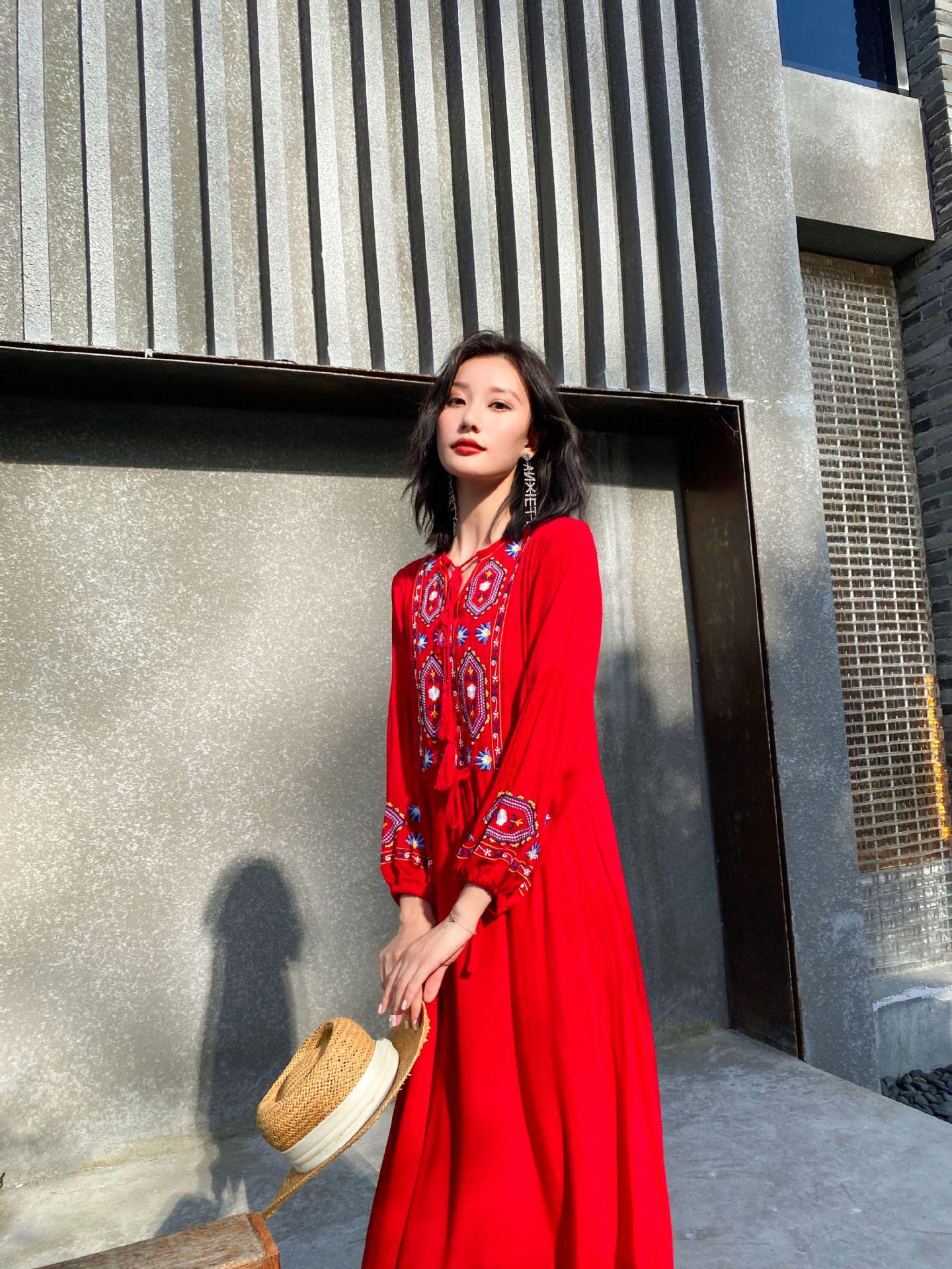 

Ethnic Lijiang Dali Embroidered Long Vacation Dress for Women - Slimming Thailand Beach Style (F647) Large красный