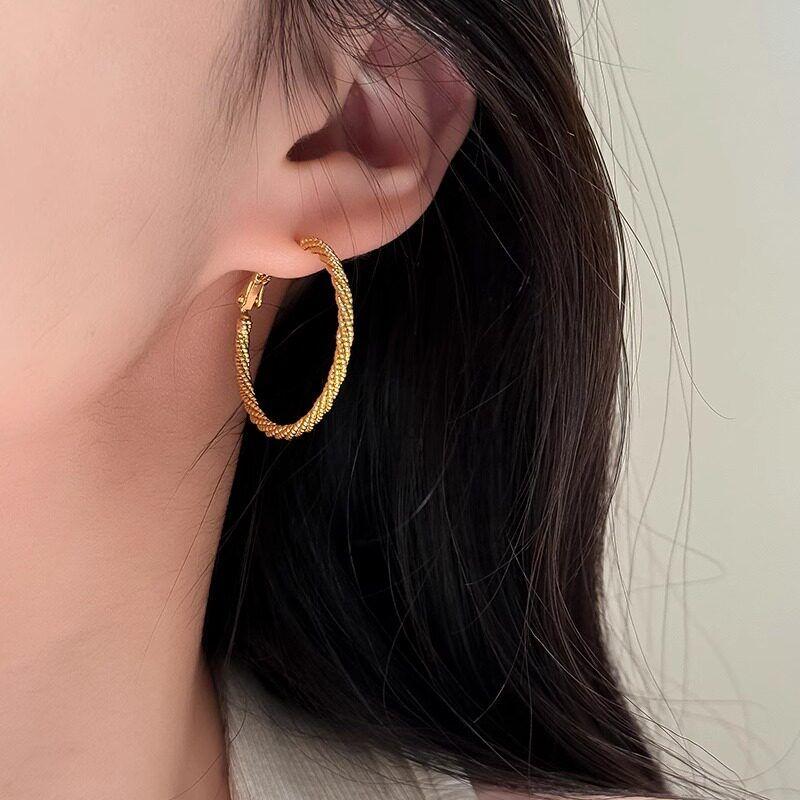 

S925 Silver Needle European and American Niche Design Metal Threaded Hoop Earrings, Exaggerated and Stylish Hoop Earrings for Trendy People Gold 3cm