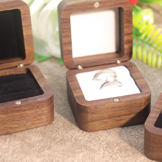 Ringaufbewahrung Aufbewahrungskoffer Samtgefütterte Walnussbox Exklusiver Verlobungsring Holz Quadratisches Design Schmuck