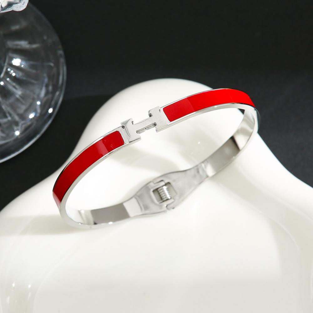 High-End Titanstahl Buchstabenarmreif: Europäischer & Amerikanischer Stil, Nicht-Verblassendes Damen-Nischendesign-Armband