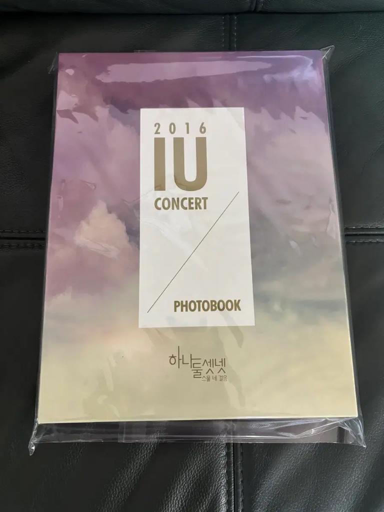 IU 2016 Concert Photobook Simple Open Used