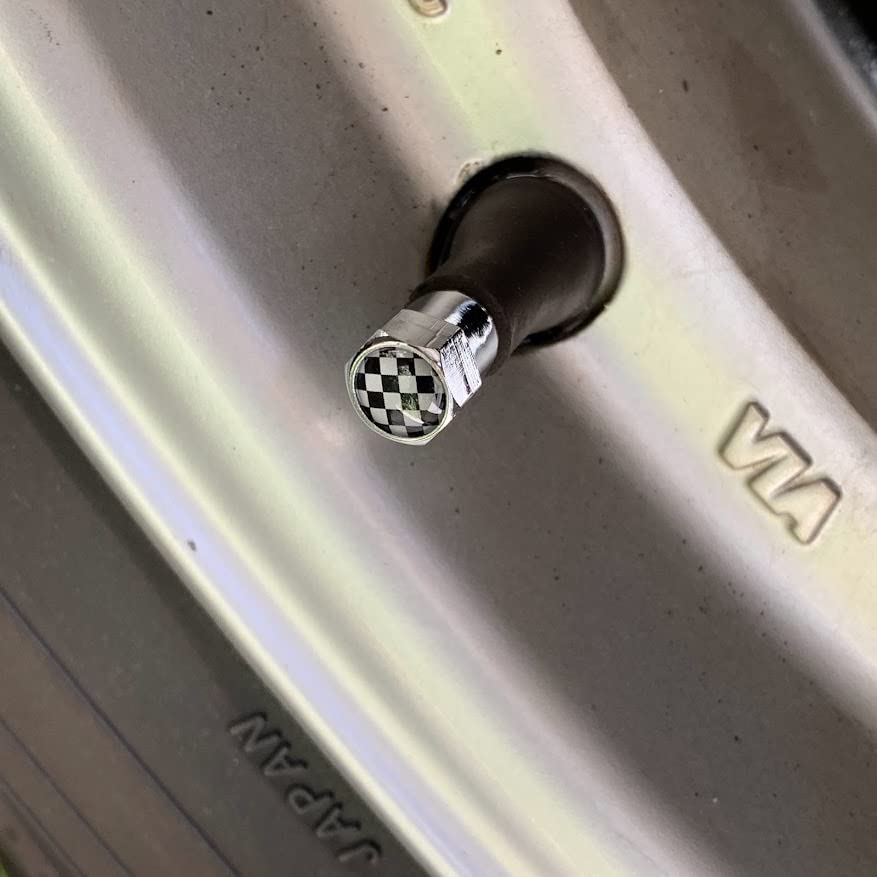 Roost Hliníkový kryt ventilku pneumatiky Kryt vzduchového ventilku ráfku kola pneumatiky Kostkované vlajky 4 ks (stříbrný)