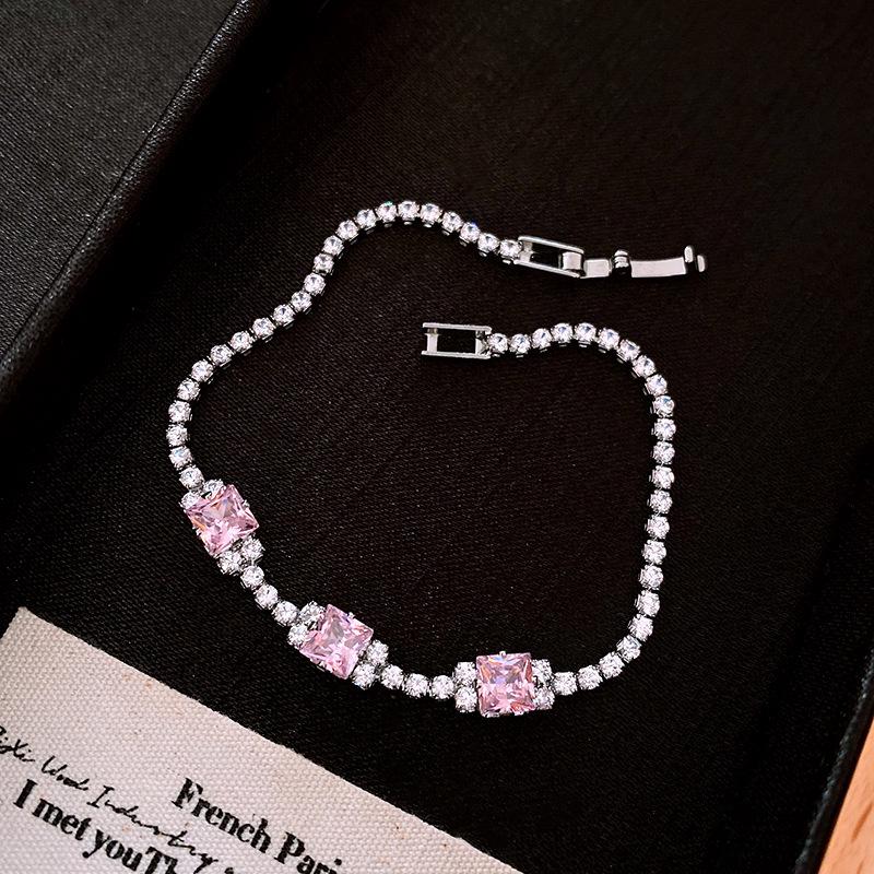 2025 Neues quadratisches Zirkonia-Armband: Elegante Luxus-Handkette für Damen
