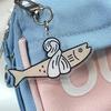Fischförmiger Acryl-Schlüsselanhänger Einfacher Fisch-Cartoon Stehender Schild Rucksack und Kleiner Anhänger