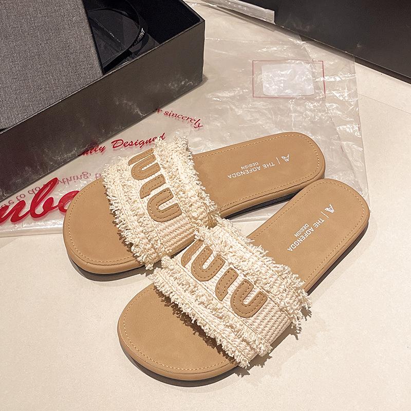 

Французские маленькие ароматные тапочки женские летние 2025 лето новая модная надпись одно слово плоская подошва пляжные прохладные тапочки 40