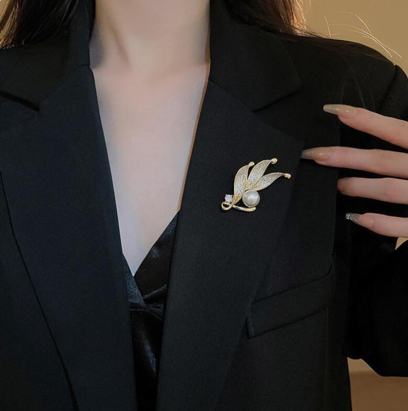 Elegant Leaf Brooch with Crystal & Pearl, Exquisite Rhinestone Metal Pin for Women Girls Office Casual Suit Jewelry Gift