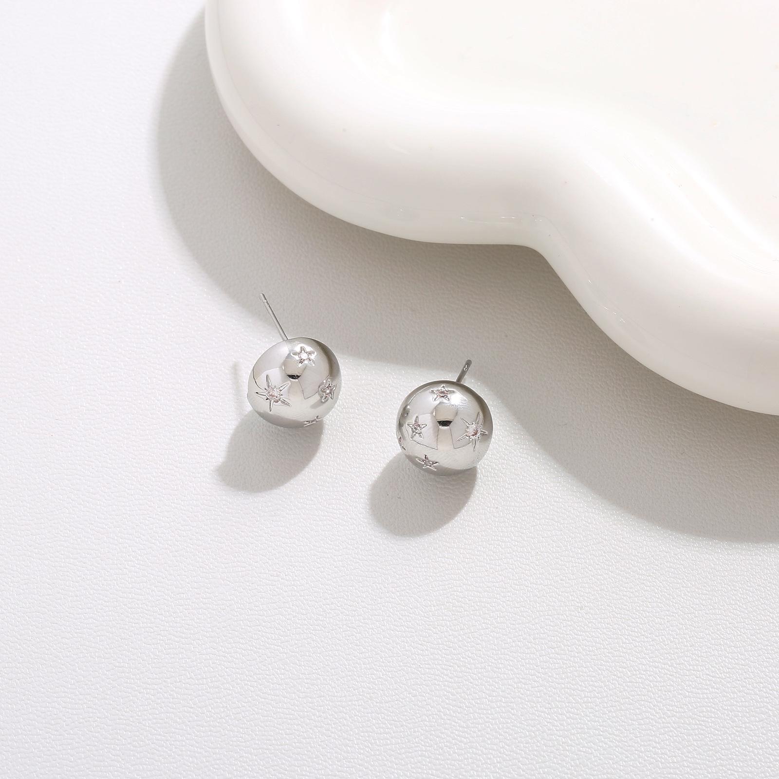 

Серьги-пусеты из серебра 925 пробы с гладкими круглыми шариками-звёздами - Стильный нишевый дизайн для женщин