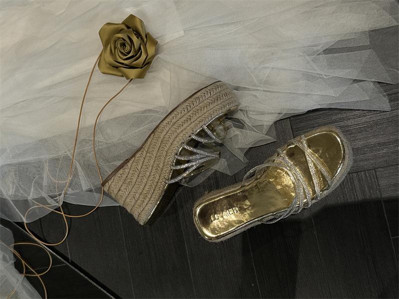 Rhinestone transparent waterproof table thick-soled straw shoes women wear one-word with wedge heels woven cool slippers 34 золотой 3679₽