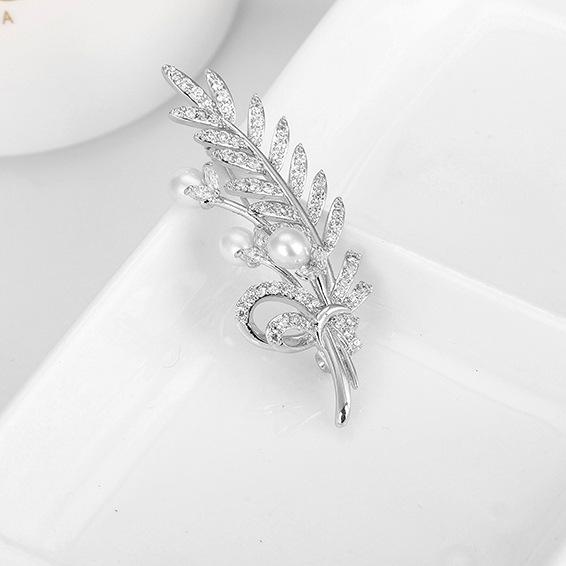 

Парчовая цитра Жемчужная и циркониевая брошь в виде листа - Аксессуар светской львицы в корейском стиле