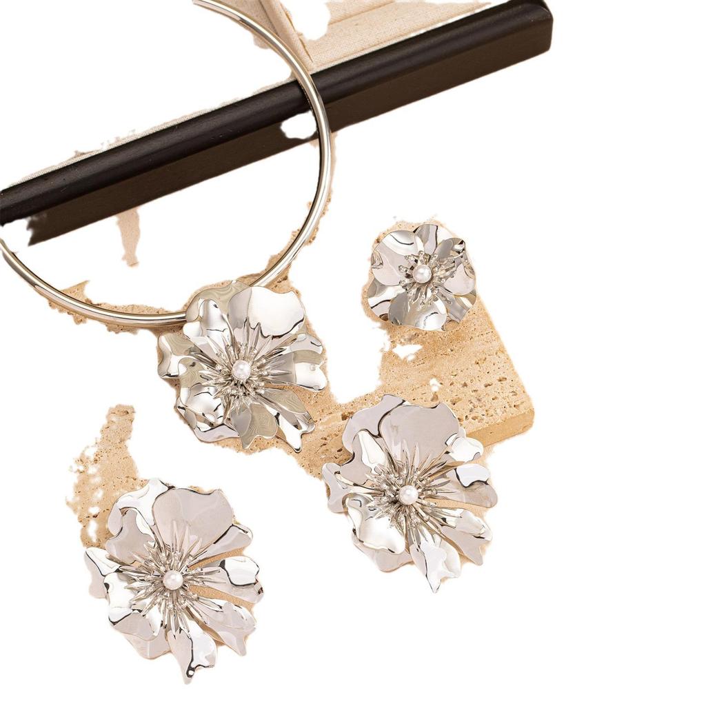 Colier elegant argintiu cu flori și perle și set inel cu cercei stud