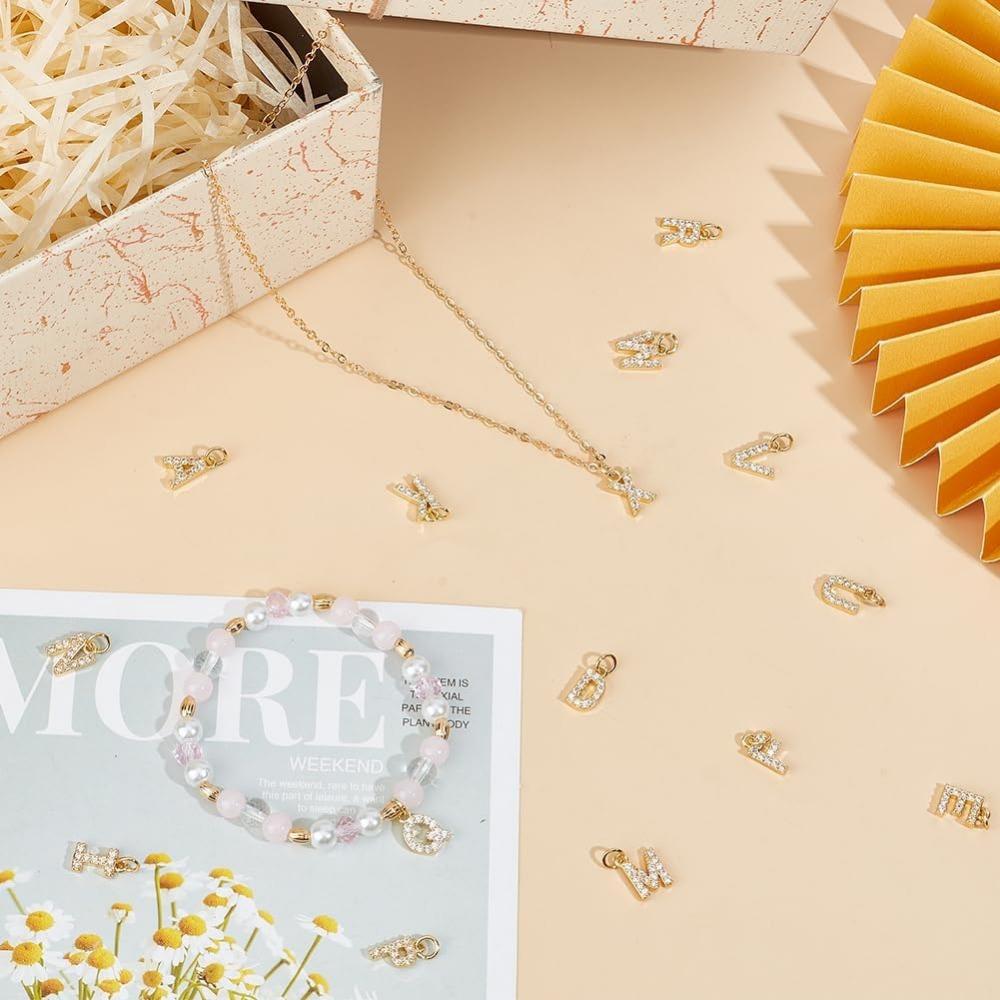 Lot de 26 breloques en forme de lettres de l'alphabet en plaqué or avec strass véritables, breloques en vrac dorées AZ, petites breloques en métal à paillettes