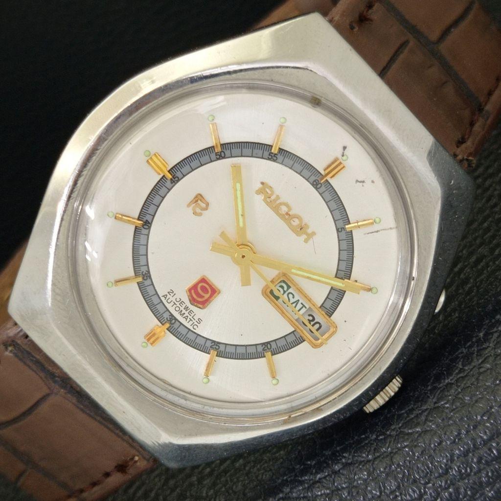 

ЯПОНИЯ ВИНТАЖНЫЕ МУЖСКИЕ АВТОМАТИЧЕСКИЕ ЧАСЫ RICOH R31 С СЕРЕБРИСТЫМ ЦИФЕРБЛАТОМ a701949-5 R207-a701949