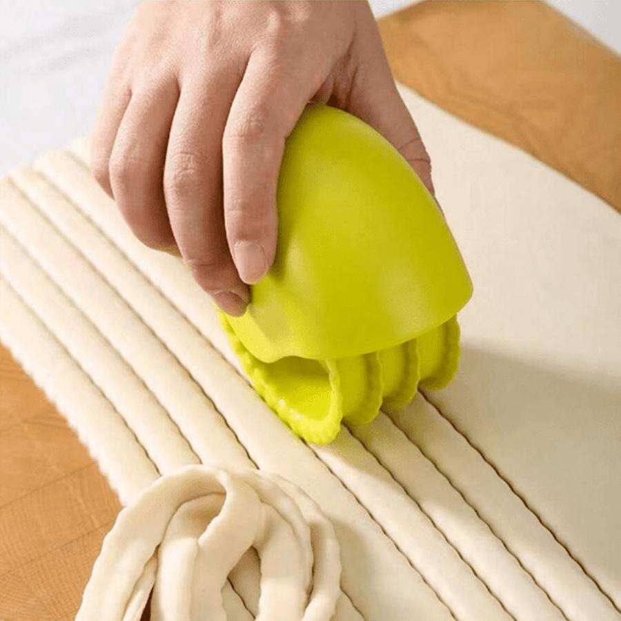 1pc dough biscuit cutter, noodle lattice roller, noodle cutting and baking tool, with non slip handle, suitable for homemade pasta pizza biscuits