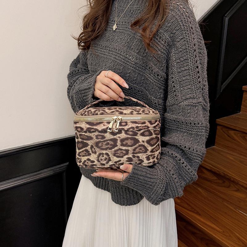 Damen Wildleder-Kosmetiktasche Große Kapazität Bade-Reisebeutel Vintage Make-up-Taschen Handgehaltene Aufbewahrungstasche Leopard-Kulturbeutel