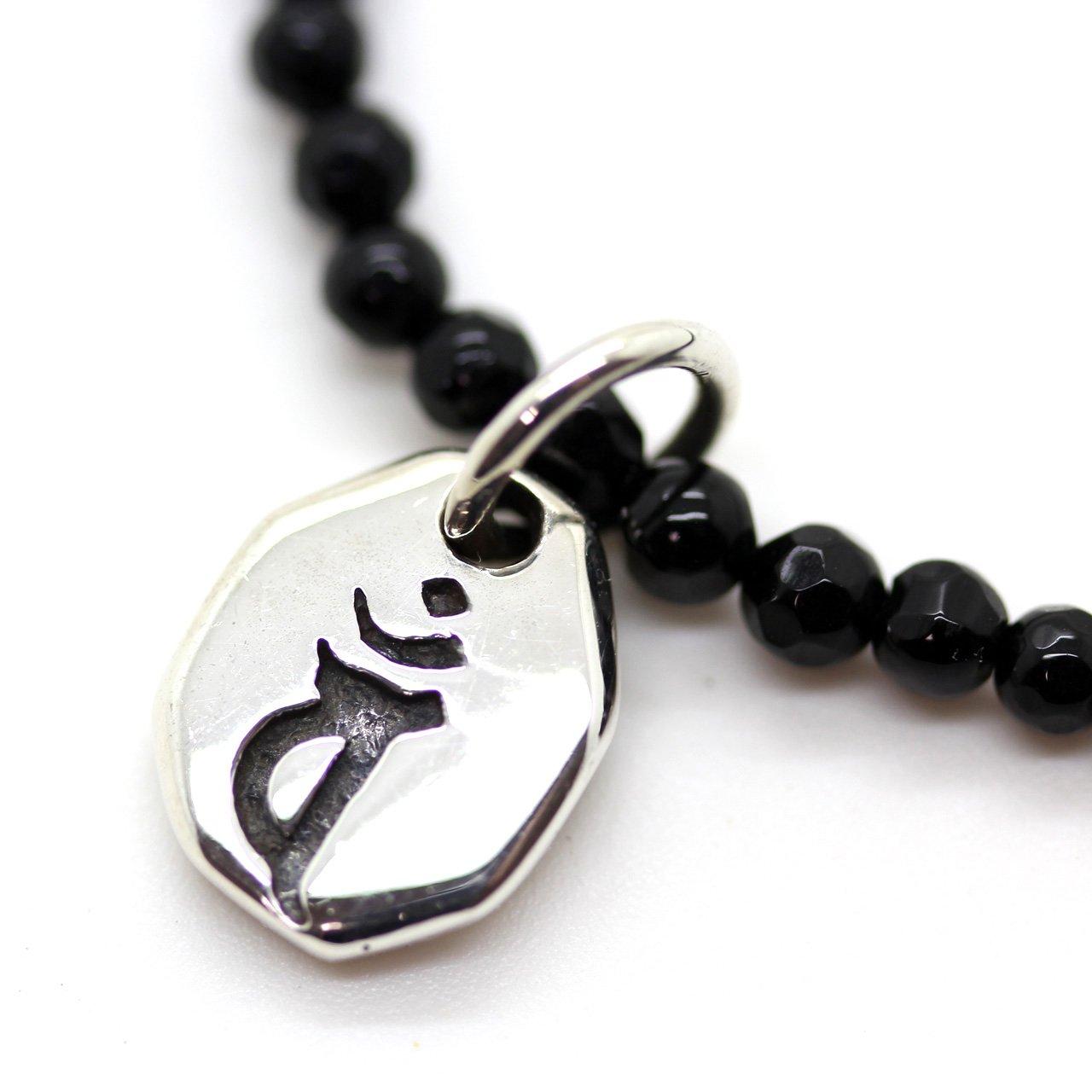 

Блискуче намисто з ограненого оніксу з підвіскою із санскритськими символами року народження, вигравіруваними на сріблі Dainichi Nyorai ban срібло 925 проби [Ishiki]