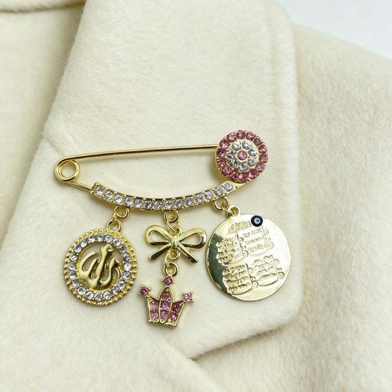 Modern Letter Shaped Brooch Pin Alloy With Turkish Cultural Charm Elegant Look Delicate Versatile Chest Pin