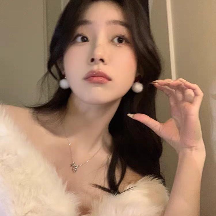 Cercei Plus cu Fundă Roșie - Design Unic cu Puf pentru Femei, Colecția Toamnă/Iarnă 2025